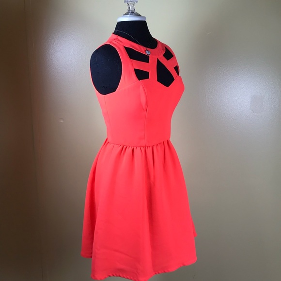 Guess Fit and Flair Dress With Cut Out Size 6 - Picture 4 of 4